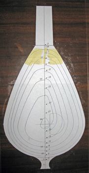 Το πρότυπο σχέδιο για το σκάφος κολλημένο σε διαφανές πλεξιγκλάς πάχους 3 χλστ. για την κατασκευή του στάμπο. Αριστερά είναι οι ισοκαμπύλες του αντηχείου και δεξιά του καπακιού.