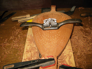 Η αρχή της τελικής φάσης διαμόρφωσης της πλάτης του σκάφους με παστράγκολο.