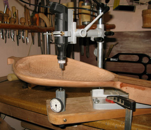 Η διάνοιξη των οπών για τη ρύθμιση του πάχους του αντηχείου.