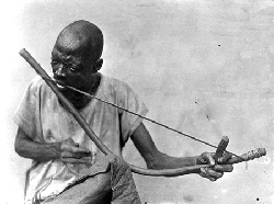 Άνδρας της φυλής Ομπού που παίζει μουσικό τόξο, Νιγηρία 1909-1913 (συλλογή Northcote Thomas)